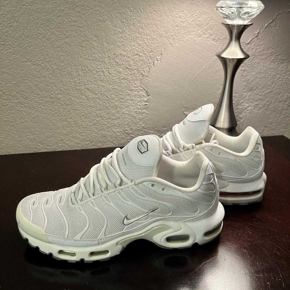 Nike fashion sneakers, size 9 in women’s size 7.5 men’s.